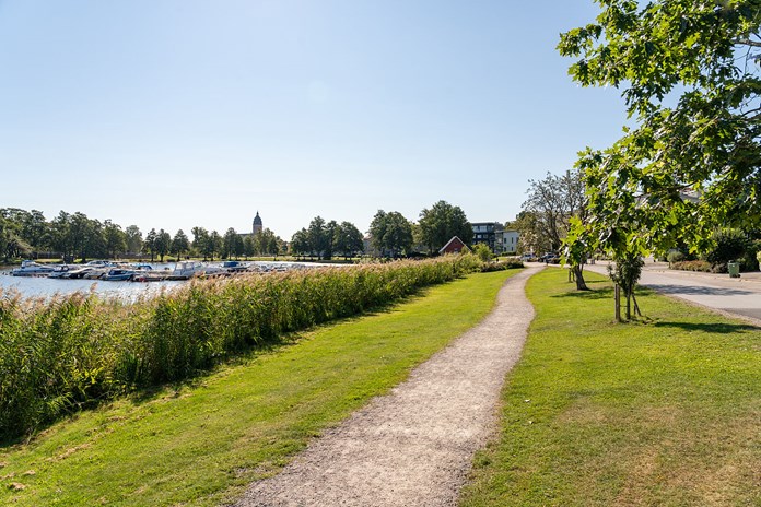 Gångväg vid vattnet i Strängnäs